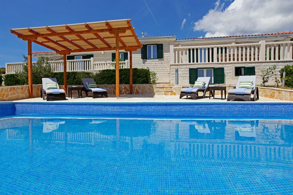 Holiday Homes Oliva Bol Pokoj fotografie