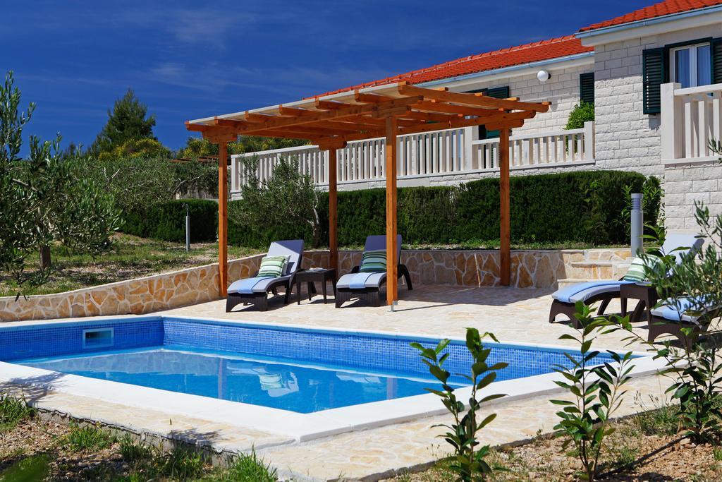 Holiday Homes Oliva Bol Pokoj fotografie