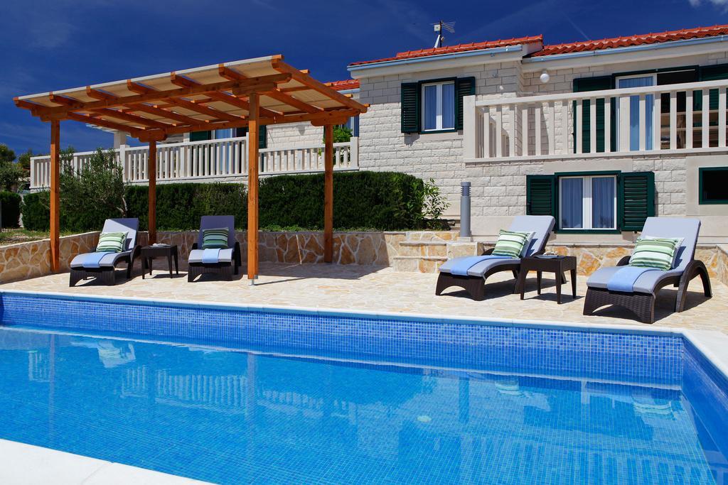 Holiday Homes Oliva Bol Pokoj fotografie