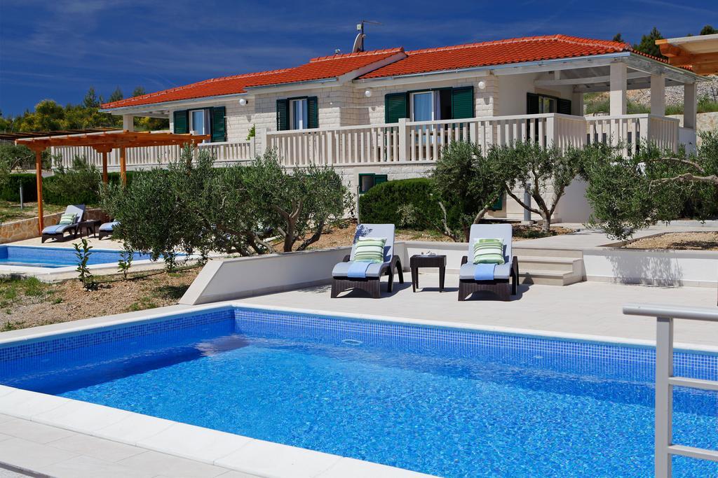 Holiday Homes Oliva Bol Pokoj fotografie